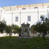 ...porticati affacciati sul chiostro che scorgiamo al nostro ingresso